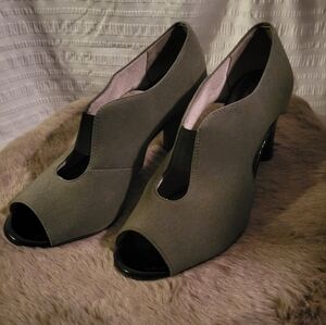 Life Stride peep toe heels.  Rubber non slip bottoms. Size 9W. Gray EUC